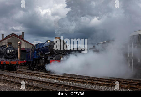 Deux moteurs à vapeur restauré et de travail à Didcot, l'un le roi Édouard II publie la locomotive vapeur par roues & funnel Banque D'Images