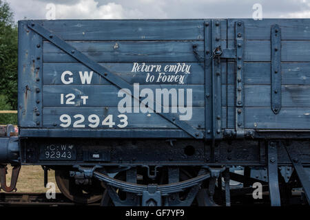 Gris Bleu wagon train marchandises avec retour à vide à la Fowey Didot Railway Centre musée vivant dans l'Oxfordshire Banque D'Images