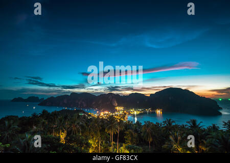 Point de vue de l'île Phi Phi de haut lieu de l'heure du coucher du soleil, Krabi, Thaïlande Banque D'Images