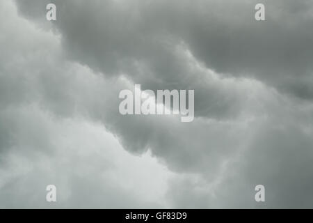 Cloudy stormy noir et blanc fond de ciel dramatique Banque D'Images