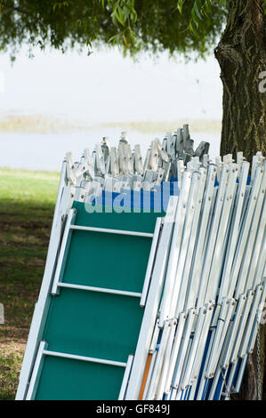 Chaises vides en ligne sur le lac Banque D'Images