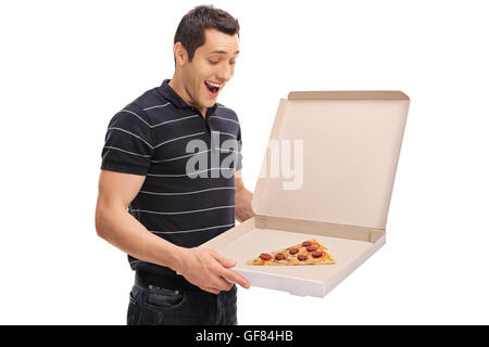 Ravi guy regardant une tranche de pizza pizza dans un fort isolé sur fond blanc Banque D'Images