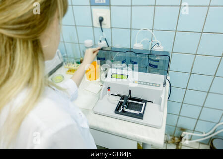 Les lecteurs de microplaques ou photomètres pour microplaques, sont des instruments qui sont utilisés pour détecter les agents biologiques, chimiques ou physiques events Banque D'Images