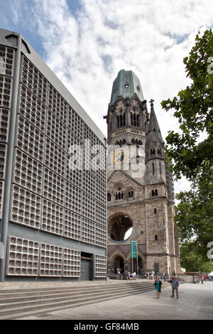 Vue sur l'Église du Souvenir Kaiser Wilhelm au Kurfurstendamm à Berlin Allemagne Banque D'Images