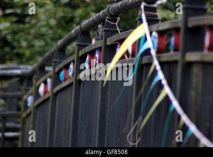 Canal Crochet roues et bunting attaché à un pied pont sur le canal de Leeds et Liverpool Blackburn dans le Lancashire. Banque D'Images