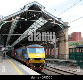 Un train de fret tiré par deux locomotives de marchandises passent par la station de Preston dans le Lancashire. Banque D'Images