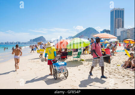 RIO DE JANEIRO - février 27, 2016 : la foule des amateurs de remplir la plage de Copacabana avec parasols colorés sur un bel après-midi. Banque D'Images