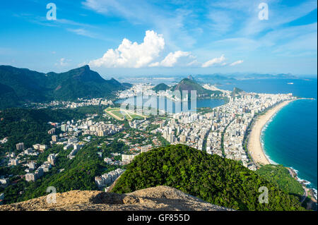 La vue panoramique sur la plage d'Ipanema et Lagoa Rodrigo de Freitas, vue du haut de la montagne Deux frères Dois Irmãos à Rio Banque D'Images