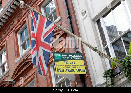 Bâtiment de bureaux soit par le signe 'vrai' près de Austin Friars et Union Jack flag dans la ville de London UK KATHY DEWITT Banque D'Images
