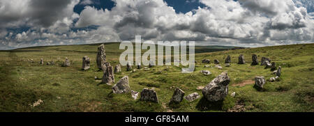 Les Tor fin du Néolithique ou au début de l'âge du Bronze et de la pierre Cercle Cairn Ligne à Dartmoor, Devon, UK Banque D'Images