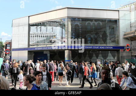 Les personnes qui traversent la route à l'extérieur de l'entrée de la gare Tottenham court dans la rue animée d'Oxford Street en été Londres KATHY DEWITT Banque D'Images