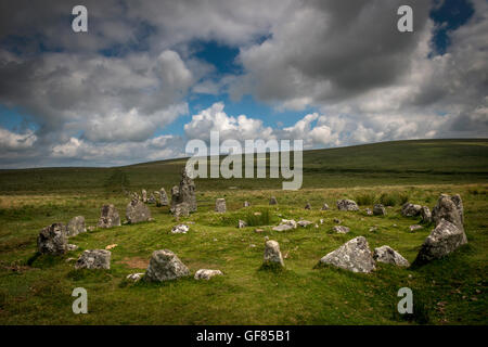 Les Tor fin du Néolithique ou au début de l'âge du Bronze et de la pierre Cercle Cairn Ligne à Dartmoor, Devon, UK Banque D'Images