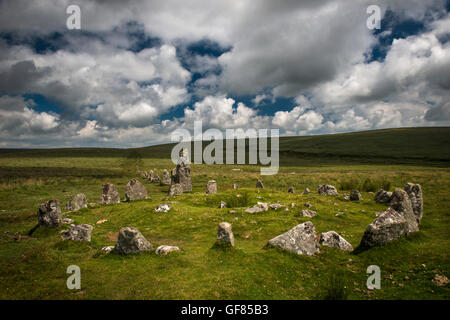 Les Tor fin du Néolithique ou au début de l'âge du Bronze et de la pierre Cercle Cairn Ligne à Dartmoor, Devon, UK Banque D'Images