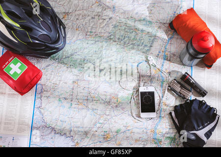 Accessoires Vélos répartis sur la carte lors de la planification d'une excursion à bicyclette dans les monts Catskill avec application boussole sur smartphone Banque D'Images