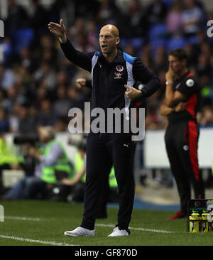 Jaap Stam gestionnaire de lecture des gestes sur la ligne de touche pendant le match amical au stade Madejski, lecture. Banque D'Images