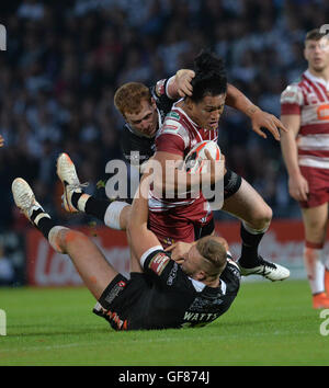 Wigan Warriors' Taulima Tautai est abordé par Hull FC, la Jordanie Thompson et Liam Watts le Ladbrokes Challenge Cup, demi-finale match à la stade Keepmoat, Doncaster. Banque D'Images