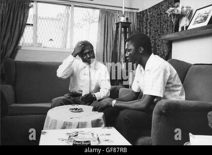 Tom Mboya (à gauche), organisateur de la Conférence des peuples africains Banque D'Images