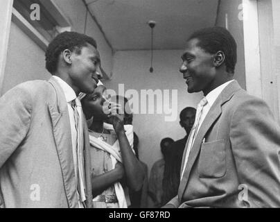 Tom Mboya (à droite), organisateur de la Conférence des peuples africains Banque D'Images