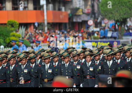 Katmandou, Népal. 29 juillet, 2016. Les membres du personnel de l'Armée '' se présente le célébration de Bhoto Jatra festival à Jawalakhel, Patan. Rato Machindranath est aussi dit que le "dieu de la pluie' et les hindous et les Bouddhistes adorent la Machindranath dans l'espoir d'une bonne pluie pour éviter la sécheresse pendant la saison de plantation du riz. Credit : Narayan Maharjan/Pacific Press/Alamy Live News Banque D'Images