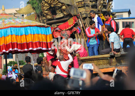 Katmandou, Népal. 29 juillet, 2016. Prêtre la souscription d'idol Rato Machindranath du char vers l'Bungamati après la célébration de Bhoto Jatra festival à Jawalakhel, Patan. Rato Machindranath est aussi dit que le "dieu de la pluie' et les hindous et les Bouddhistes adorent la Machindranath dans l'espoir d'une bonne pluie pour éviter la sécheresse pendant la saison de plantation du riz. Credit : Narayan Maharjan/Pacific Press/Alamy Live News Banque D'Images