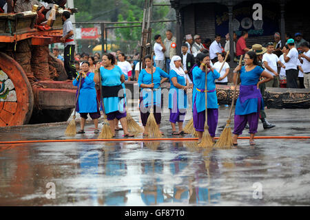 Katmandou, Népal. 29 juillet, 2016. Nettoie les travailleurs autour du rato Macchendranath char comme pour la célébration de Bhoto Jatra festival à Jawalakhel, Patan. Rato Machindranath est aussi dit que le "dieu de la pluie' et les hindous et les Bouddhistes adorent la Machindranath dans l'espoir d'une bonne pluie pour éviter la sécheresse pendant la saison de plantation du riz. Credit : Narayan Maharjan/Pacific Press/Alamy Live News Banque D'Images