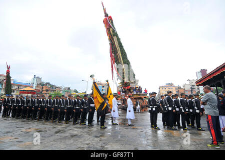 Katmandou, Népal. 29 juillet, 2016. Les membres du personnel de l'Armée 'Paltan Gurju' char en rotation en jouant des instruments de musique traditionnels sur la célébration de Bhoto Jatra festival à Jawalakhel, Patan. Rato Machindranath est aussi dit que le "dieu de la pluie' et les hindous et les Bouddhistes adorent la Machindranath dans l'espoir d'une bonne pluie pour éviter la sécheresse pendant la saison de plantation du riz. Credit : Narayan Maharjan/Pacific Press/Alamy Live News Banque D'Images