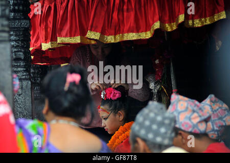 Katmandou, Népal. 29 juillet, 2016. Déesse vivante de Patan, Unikia Bajracharya, se présente le célébration de Bhoto Jatra festival à Jawalakhel, Patan. Rato Machindranath est aussi dit que le "dieu de la pluie' et les hindous et les Bouddhistes adorent la Machindranath dans l'espoir d'une bonne pluie pour éviter la sécheresse pendant la saison de plantation du riz. Credit : Narayan Maharjan/Pacific Press/Alamy Live News Banque D'Images