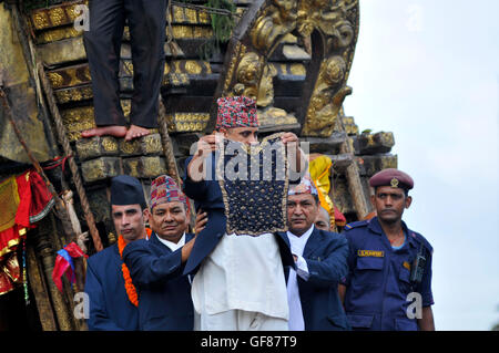 Katmandou, Népal. 29 juillet, 2016. Les membres du Guthi Sansthan affichant la bejeweled vest connu comme Bhoto au public de son char sur la célébration de Bhoto Jatra festival à Jawalakhel, Patan. Rato Machindranath est aussi dit que le "dieu de la pluie' et les hindous et les Bouddhistes adorent la Machindranath dans l'espoir d'une bonne pluie pour éviter la sécheresse pendant la saison de plantation du riz. Credit : Narayan Maharjan/Pacific Press/Alamy Live News Banque D'Images