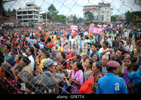 Katmandou, Népal. 29 juillet, 2016. L'observation du peuple népalais le festival de l'affichage de la bejeweled vest connu comme Bhoto au public de son char sur la célébration de Bhoto Jatra festival à Jawalakhel, Patan. Rato Machindranath est aussi dit que le "dieu de la pluie' et les hindous et les Bouddhistes adorent la Machindranath dans l'espoir d'une bonne pluie pour éviter la sécheresse pendant la saison de plantation du riz. Credit : Narayan Maharjan/Pacific Press/Alamy Live News Banque D'Images