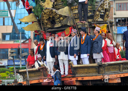 Katmandou, Népal. 29 juillet, 2016. Les membres du Guthi Sansthan affichant la bejeweled vest connu comme Bhoto au public de son char sur la célébration de Bhoto Jatra festival à Jawalakhel, Patan. Rato Machindranath est aussi dit que le "dieu de la pluie' et les hindous et les Bouddhistes adorent la Machindranath dans l'espoir d'une bonne pluie pour éviter la sécheresse pendant la saison de plantation du riz. Credit : Narayan Maharjan/Pacific Press/Alamy Live News Banque D'Images