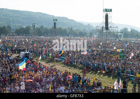 Cracovie, Pologne. 29 juillet, 2016. Pèlerins au Parc Blonia pour le chemin de la Croix à la Journée mondiale de la Jeunesse 2016 à Cracovie, Pologne. Credit : Rok Rakun/Pacific Press/Alamy Live News Banque D'Images