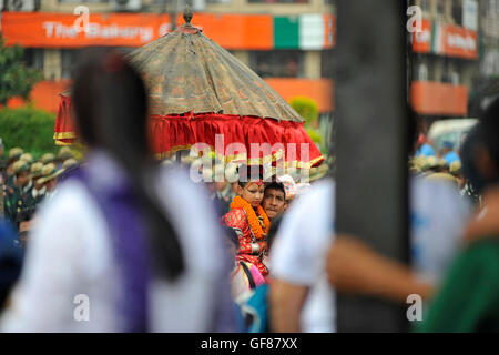 Katmandou, Népal. 29 juillet, 2016. Déesse vivante de Patan, Unikia Bajracharya, se présente le célébration de Bhoto Jatra festival à Jawalakhel, Patan. Rato Machindranath est aussi dit que le "dieu de la pluie' et les hindous et les Bouddhistes adorent la Machindranath dans l'espoir d'une bonne pluie pour éviter la sécheresse pendant la saison de plantation du riz. Credit : Narayan Maharjan/Pacific Press/Alamy Live News Banque D'Images