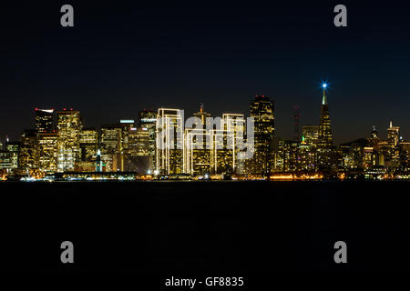 La belle ville de San Francisco, Californie, est allumé alors que la nuit tombe. Cette ville de la côte ouest est un centre de pensée novatrice. Banque D'Images