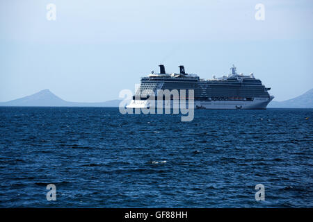 Bateau de croisière Celebrity Solstice à l'ancre avec le Français pic dans la distance, Esperance Australie Occidentale Banque D'Images