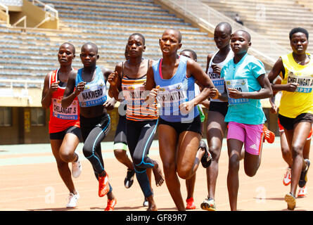 Pendant la course de l'athlète ougandais de procès nationaux à Mandela stadium, à Kampala Banque D'Images