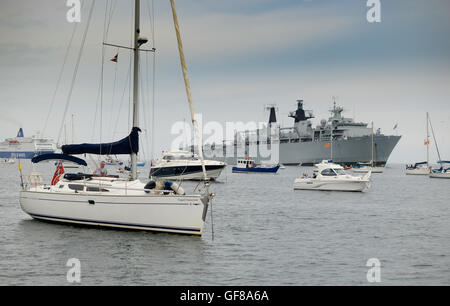 La Royal Navy 'Albion' classe, voies bateau HMS rempart avec les yachts et autres bateaux de plaisance. Banque D'Images