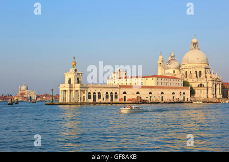 La basilique Santa Maria della Salute Eglise (1681) et de la Chiesa del Santissimo Redentore (1592) à Venise, Italie Banque D'Images