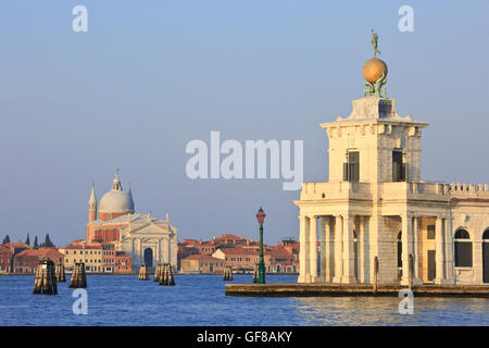 L'ancienne maison de la douane maritime (1682) à la Punta della Dogana et la Chiesa del Santissimo Redentore (1592) à Venise, Italie Banque D'Images