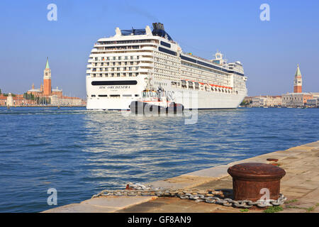 Le MSC Orchestra bateau de croisière naviguant le long de l'île de San Giorgio Maggiore (à gauche) et le palais des Doges (droite) à Venise, Italie Banque D'Images