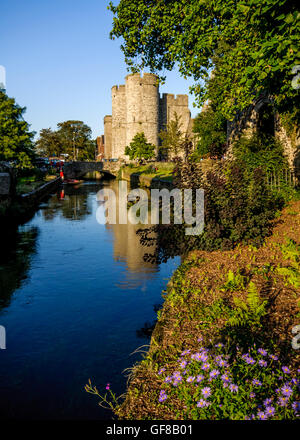 Porte ouest guérite médiévale et des jardins, avec le pont de la rivière Stour, Canterbury, Kent, England, UK, Royaume-Uni Banque D'Images