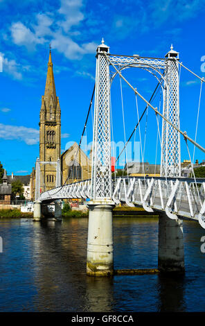 Greig Street Suspension Bridge au Nord de la rivière Ness et d'église, Inverness, Ecosse, Grande-Bretagne Banque D'Images