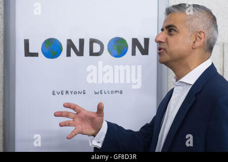 Le maire de Londres Sadiq Khan dévoile une nouvelle affiche de l'artiste David Shrigley à la station de métro Southwark qui fait partie d'une campagne pour dire aux visiteurs que Londres est ouverte aux affaires comme d'habitude après un référendum du mois dernier. Banque D'Images