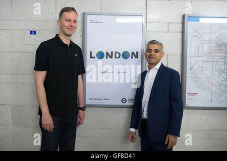 Le maire de Londres Sadiq Khan dévoile une nouvelle affiche de l'artiste David Shrigley (à gauche) à la station de métro Southwark qui fait partie d'une campagne pour dire aux visiteurs que Londres est ouverte aux affaires comme d'habitude après un référendum du mois dernier. Banque D'Images