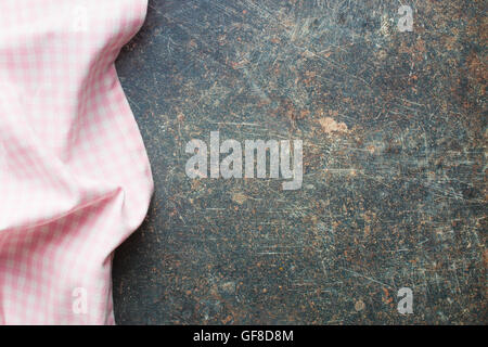 Le damier rose serviette sur vieille table de cuisine. Banque D'Images