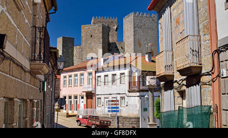 Le Portugal, Tras-os-Montes : vue sur la cité médiévale et Château de la route typique dans Montalegre Banque D'Images