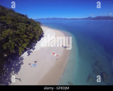 Nudey Beach, deux sur l'île de Fitzroy, Great Barrier Reef Marine Park, avec la partie continentale de la côte du Queensland, à l'arrière-plan Banque D'Images