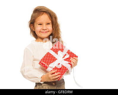 Happy smiling girl avec peu présent rouge Banque D'Images