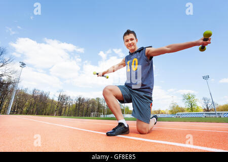 Adolescent actif faisant des exercices avec haltères Banque D'Images