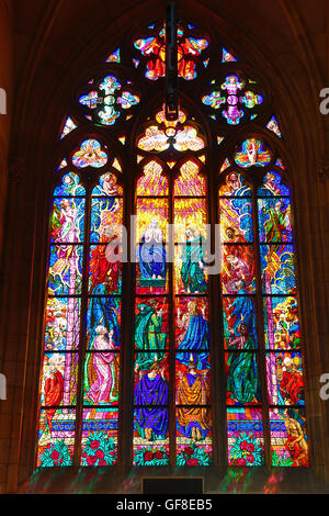 Vitraux de la cathédrale Saint-Guy de Prague, dans le complexe du château de Prague, en République Tchèque Banque D'Images