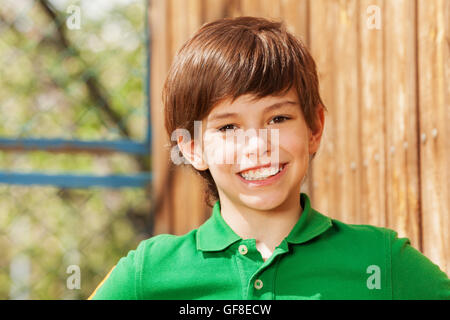 Close-up portrait of smiling dark-haired boy Banque D'Images